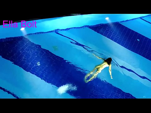 ❤️ Nu mă pot opri din privit, tânără blondă surprinsă înotând goală în piscina stațiunii ELLA BOLT ❤️  at ro.robosexshop.ru ❌️❤