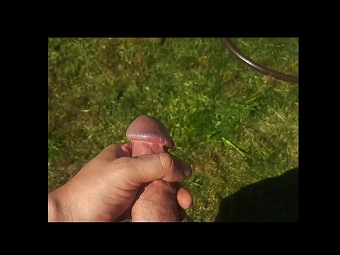 ❤️ O bunăciune fierbinte își face sex cu păsărica roz și ejaculează cu un squirt într-o grădină de vară ❤️  at ro.robosexshop.ru ❌️❤
